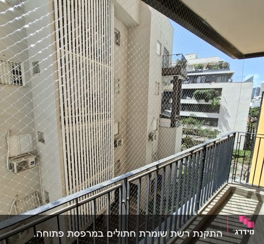 רשת יונים מותקנת על מרפסת בניין